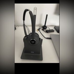 Cisco Headset 562, Wireless Dual On-Ear DECT Headset with Multi-Source Base